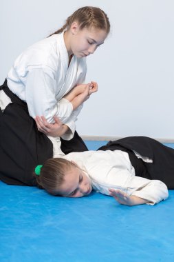 İki kız siyah hakama Aikido pratik