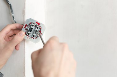 Elektrikçi eller prize yükleme tornavida ile