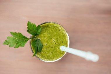 Ispanak, yeşil elma ve kereviz ile yeşil sağlıklı güler yüzlü