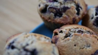 Ev yapımı kepekli çörek mavi tabakta blueberry ile