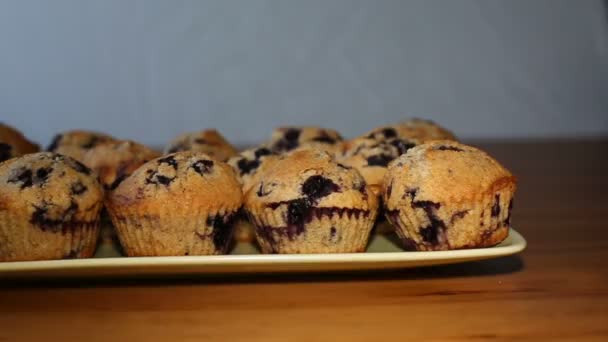 Hemgjord fullkorn muffins med blåbär på en blå platta — Stockvideo