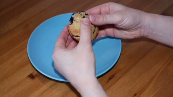 品尝自制与蓝莓松饼一个女人的手 — 图库视频影像