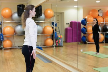 Spor salonunda Pilates yapıyor kadın