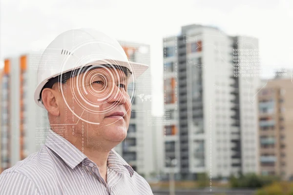 Un ingeniero con tecnología de ojo digital sobre un fondo con edificios — Foto de Stock