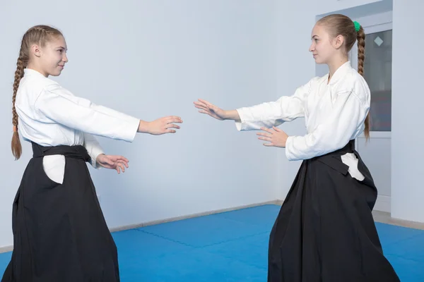 Två tjejer i svart hakama träna Aikido — Stockfoto