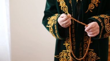Ulusal elbise ile elinde tespih dua eski bir Molla