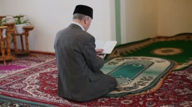 Eski bir Molla Kur'an okuma