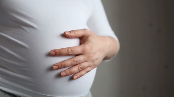 Mujer embarazada acariciando su vientre — Vídeo de stock