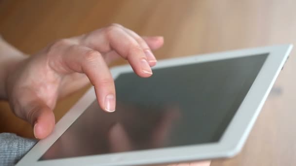 Una mano que toca la pantalla táctil de la superficie del ordenador tableta — Vídeos de Stock