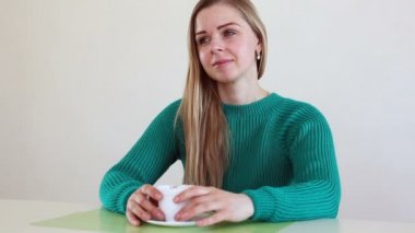 Kahve içme ve konuşmak güzel sarışın kadın