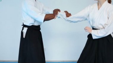 İki Kişilik siyah hakama Aikido dövüş sanatları eğitimi uygulama.
