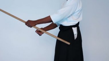 Dövüş sanatları ustası siyah hakama pratik dövüş sanatları ahşap jo sopa ile