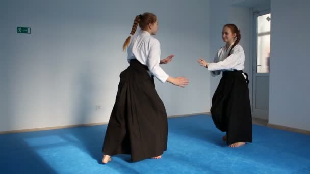 Zwei Mädchen in schwarzem Hakama praktizieren Aikido — Stockvideo