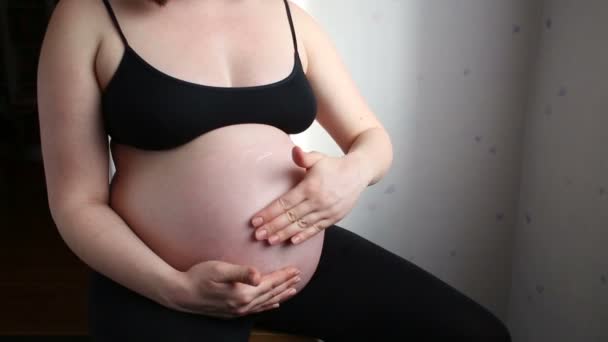 Беременная женщина, держащая живот — стоковое видео