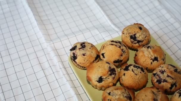 Muffins integrais caseiros com mirtilo em uma placa branca — Vídeo de Stock