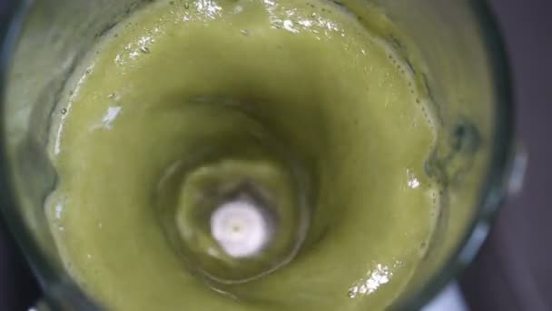 En mixerskål med gröna friska smoothie — Stockvideo