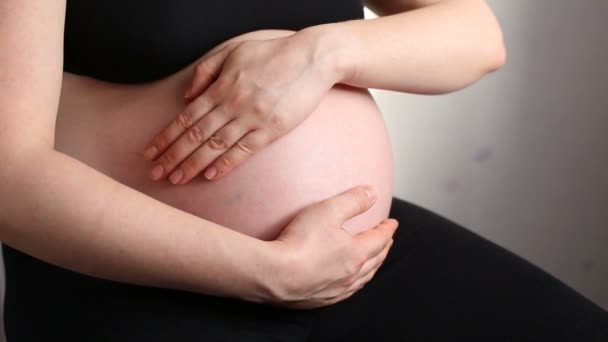 Una mujer embarazada acariciando el vientre — Vídeo de stock