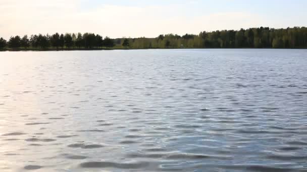 Une surface d'eau d'un lac 