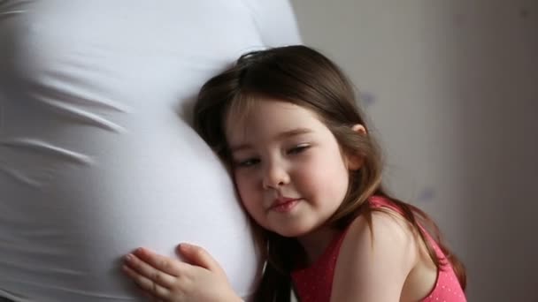 Kleines Mädchen mit ihrer schwangeren Mutter — Stockvideo