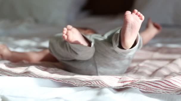 Новорожденный ребенок лежит на кровати — стоковое видео