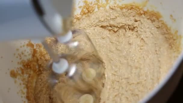 Massa de mistura em uma tigela com misturador — Vídeo de Stock