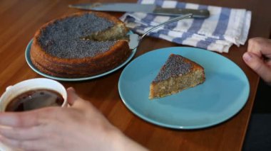 Bir pasta hizmet veren el