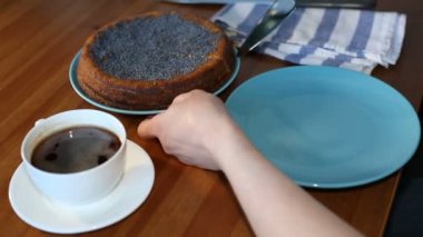 Bir pasta hizmet veren el