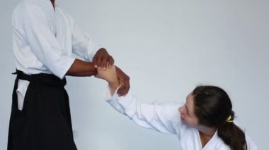 Dövüş sanatları ustası açısından siyah hakama Aikido bir kadınla