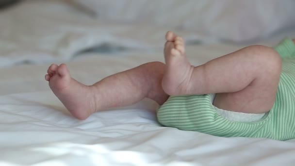 Neugeborenes Baby liegt auf einem Bett — Stockvideo