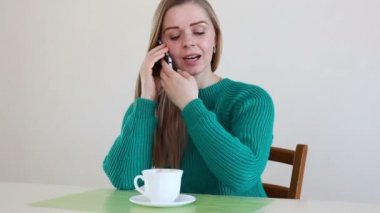 Kahve içme ve Evet güzel sarışın kadın