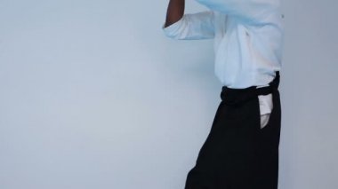 Dövüş sanatları ustası siyah hakama pratik dövüş sanatları ahşap jo sopa ile