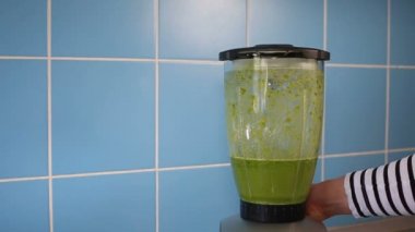 Mavi yeşil sağlıklı güler yüzlü ile bir blender kabı