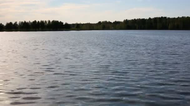 Una superficie de agua de un lago — Vídeos de Stock