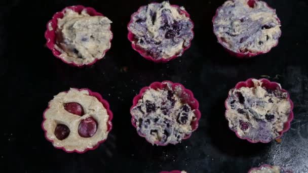 Koken muffins. Een deeg in silicone bakken van formulieren — Stockvideo