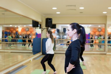 Spor salonunda Pilates yapıyor kadın