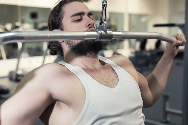 Starker Mann, Bodybuilder, der im Fitnessstudio trainiert — Stockfoto