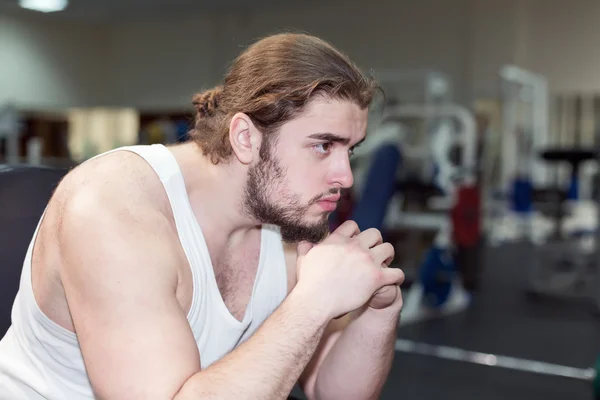 Starker Mann, Bodybuilder, der sich zwischen dem Training im Fitnessstudio ausruhen muss — Stockfoto