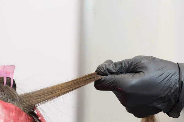 Professionele kapper kleuren haar — Stockfoto