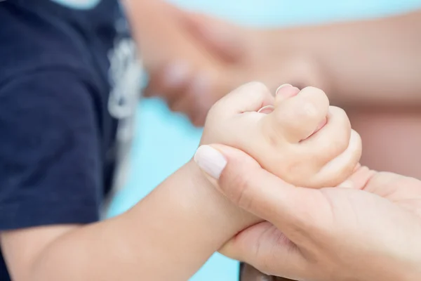 Toddler baby holding his mothers finger, selective focus — Stock Photo, Image