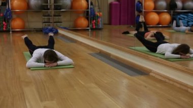 Kadınlar Pilates pratik