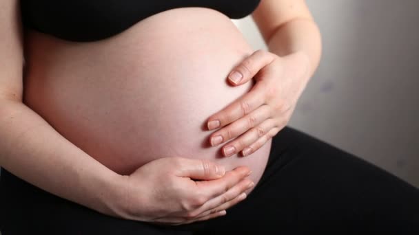 Uma mulher grávida segurando barriga — Vídeo de Stock