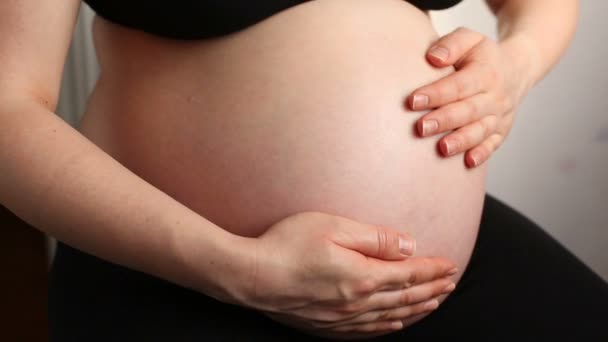 Беременная женщина, держащая живот — стоковое видео