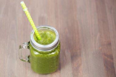 Ahşap arka plan üzerinde bir kavanoza sağlıklı havuç güler yüzlü