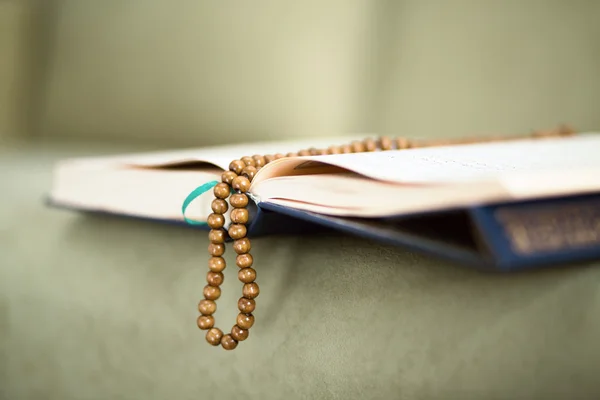 The Koran with rosary beads — Stock Photo, Image