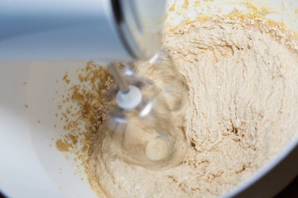 Frullare la pasta con il mixer — Foto Stock