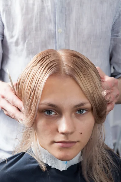 Belle fille blonde ayant sa coupe de cheveux dans le salon de coiffure — Photo