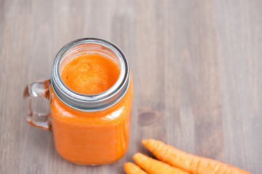 Sağlıklı havuç yüzlü havuç ile bir kavanoz içinde