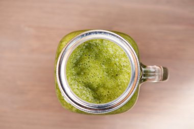 Bir mason kavanoza yeşil smoothie