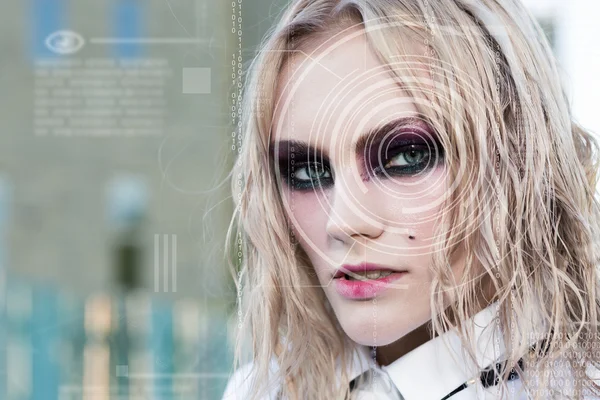 Современная кибер-панк женщина с цифровым глазом — стоковое фото
