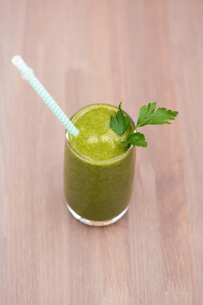 Frullato sano verde con spinaci, mela verde e sedano — Foto Stock